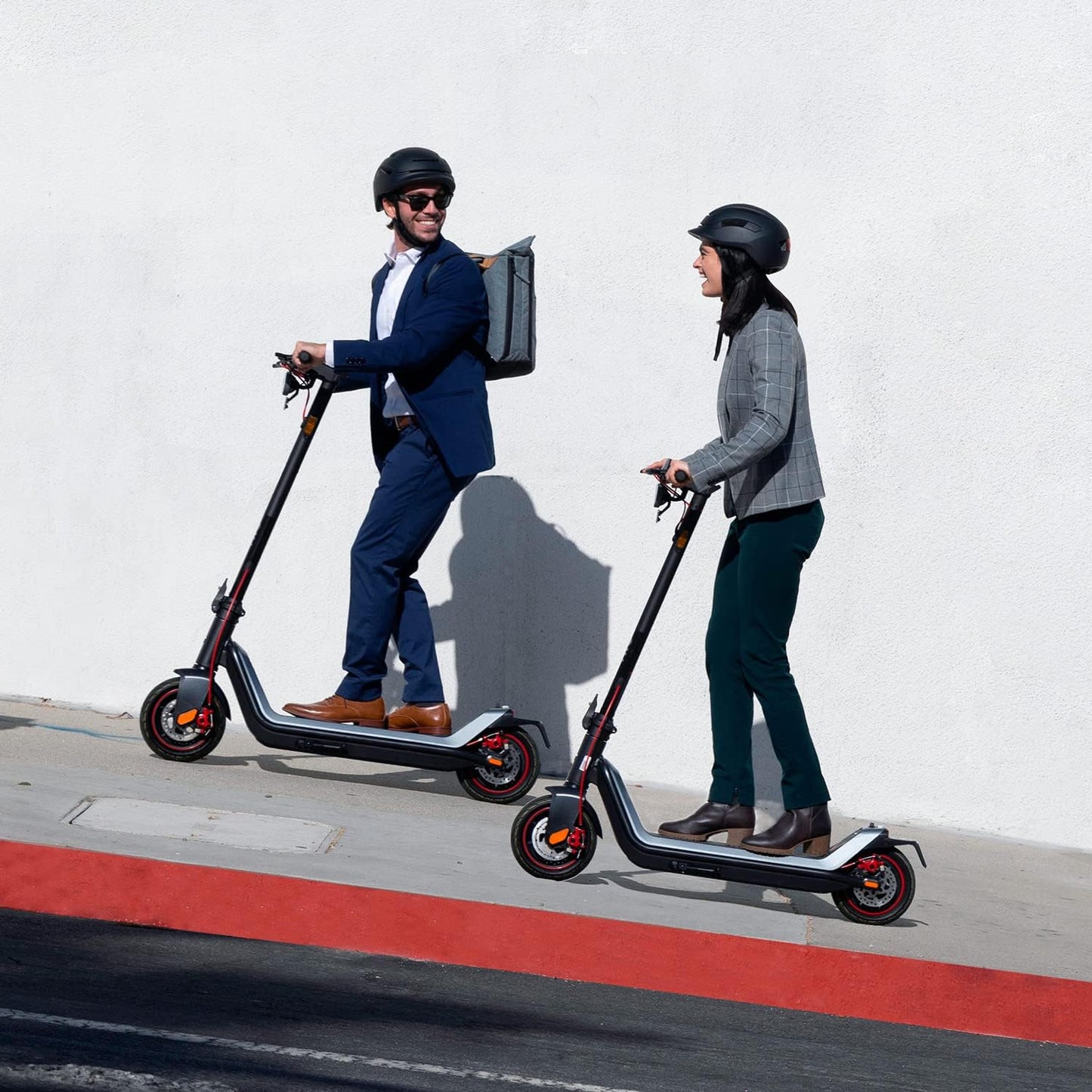 NIU E-Scooter mit Straßenzulassung oder ohne (je nach Model bis zu 65km Reichweite, 25 Prozent Steigung u. 120kg Belastung; extra breite Luftreifen; große Trittfläche; IP54; klappbar; Display; App)