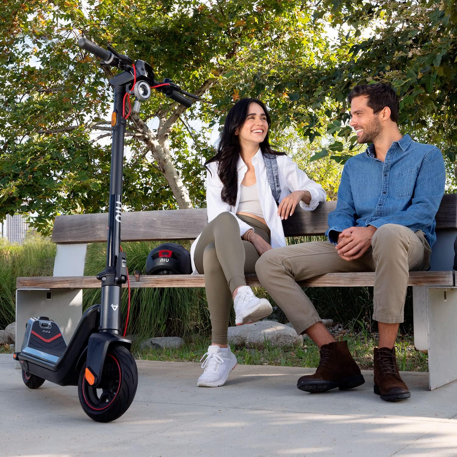NIU E-Scooter mit Straßenzulassung oder ohne (je nach Model bis zu 65km Reichweite, 25 Prozent Steigung u. 120kg Belastung; extra breite Luftreifen; große Trittfläche; IP54; klappbar; Display; App)